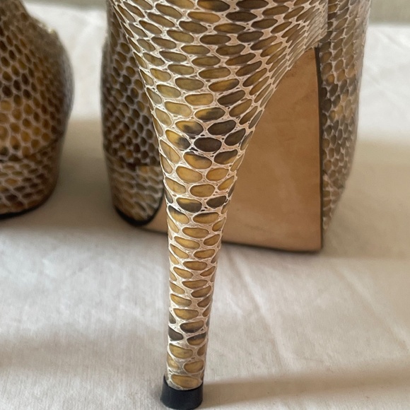 Stuart Weitzman JUST SO Beige Snakeskin Peep Toe Platform Stiletto Pumps Sz 8 M - Picture 14 of 16